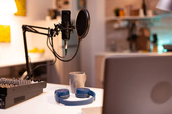 Online Live Podcast Studiotisch mit Mikrofon — Stockfoto