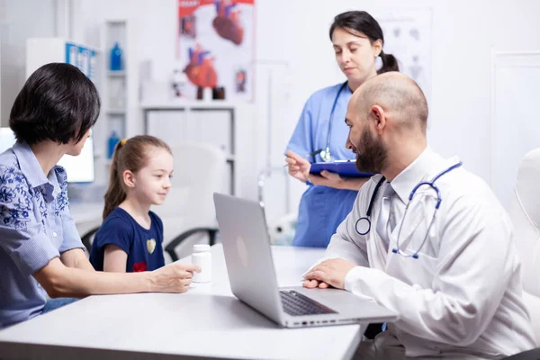 Sjukvårdspersonal undersöker barn — Stockfoto