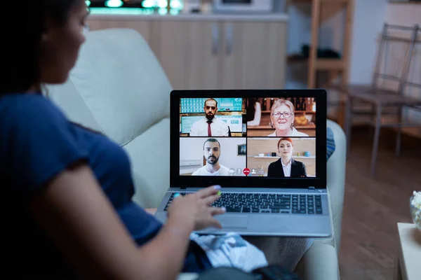 Senhora ter reunião online com parceiros — Fotografia de Stock