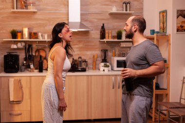 Tacizci kocanın önünde çaresiz bir eş.