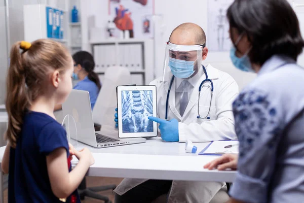 Pediatriker som pekar på röntgen — Stockfoto