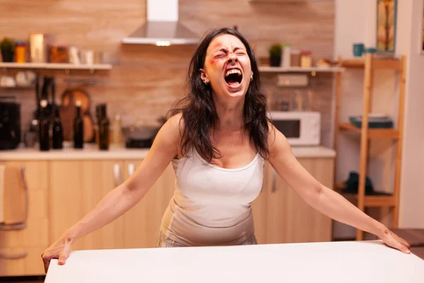 Gevreesde vrouw schreeuwend — Stockfoto