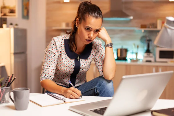 Mujer tratando de terminar un proyecto de trabajo — Foto de Stock