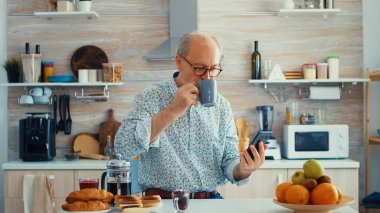 Büyük adam kahve içiyor.