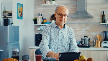 Yaşlı adam sörf yapıyor.