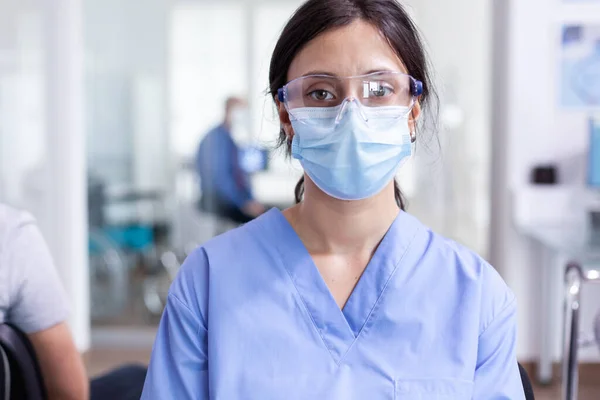 Infermiera preoccupata con maschera facciale — Foto Stock