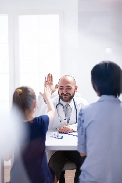 Médico sonriendo a niño —  Fotos de Stock