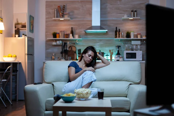 Senhora dormindo no sofá sozinho na sala de estar — Fotografia de Stock