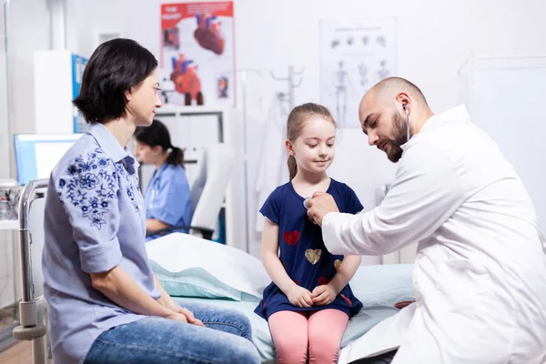 Kind met moeder bij de dokter — Stockfoto