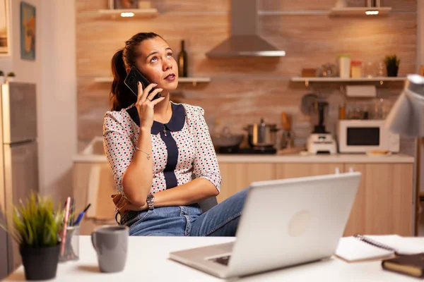 Freelance mulher ter uma conversa telefónica — Fotografia de Stock