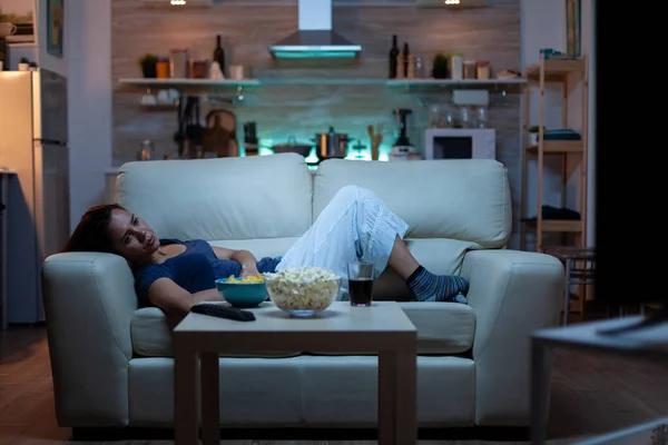 Mulher assistindo tv e se sentindo entediado — Fotografia de Stock