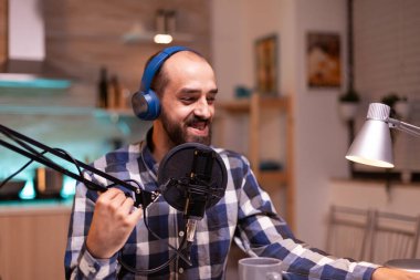 Yaratıcı vlog kaydedici konuşuyor