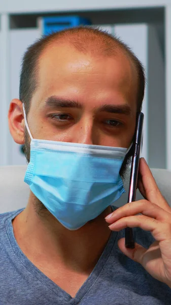 Porträtt av man med mask talar i telefon — Stockfoto