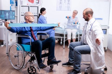 Engelli adam kas gücünü eğitiyor