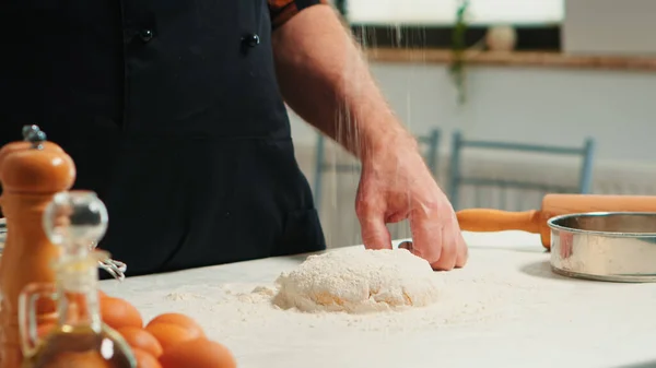 Baker añadir harina en la pila a mano —  Fotos de Stock