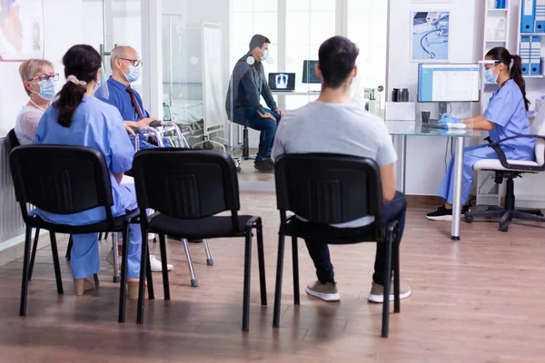 Gehbehinderte Frau mit Gehgestell — Stockfoto