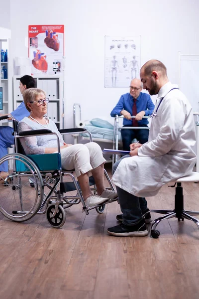 Medische consultatie in recovery clinic — Stockfoto