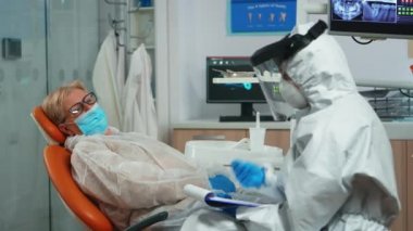 Gizli görevde dişçi asistanı kıdemli kadını sorguluyor.