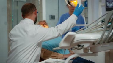 Sınava kadar lambayı yakan ortodontist.