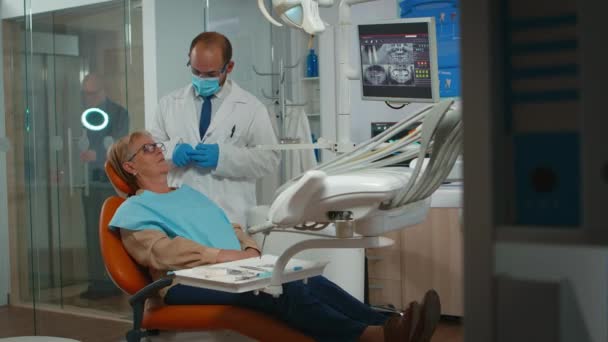 Stomatolog wykonujący badania i dbający o zęby — Wideo stockowe