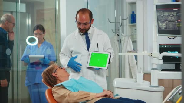 Dentista apontando para tela verde — Vídeo de Stock