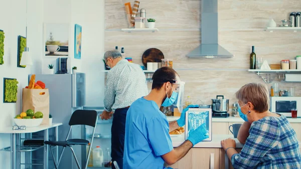 Discussing diagnosis with patient — Stock Photo, Image