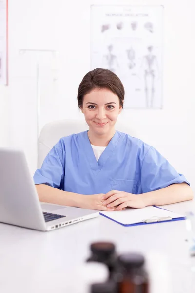 Portret uśmiechniętej pielęgniarki — Zdjęcie stockowe
