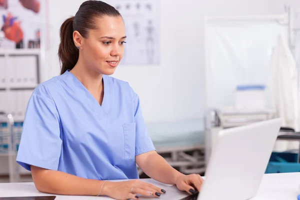 Medico digitando sul computer portatile — Foto Stock