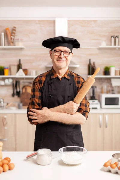 Caucásico viejo hombre usando delantal —  Fotos de Stock