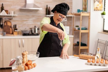 Ev mutfağında pizza yapmak