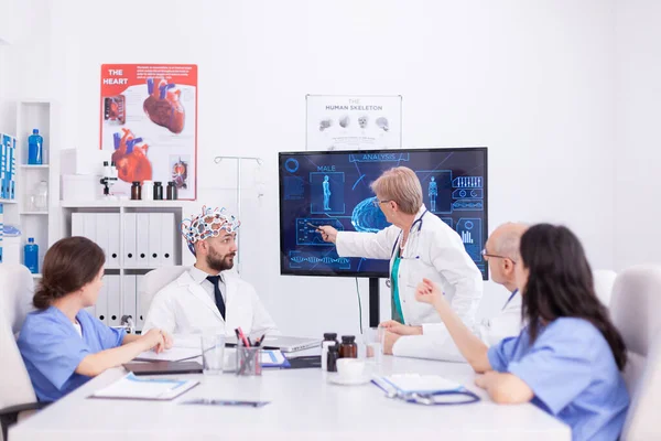 Neurólogo femenino leyendo ondas cerebrales — Foto de Stock