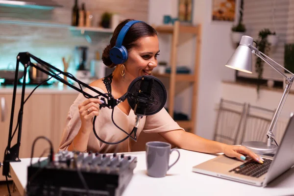 Vlogger in gesprek met volgers — Stockfoto