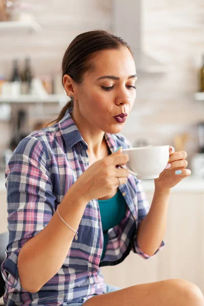 Close-up van vrouw met een kopje hete groene thee — Stockfoto