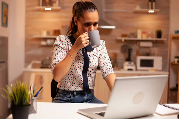 Mulher tomando um gole de café na cozinha — Fotografia de Stock