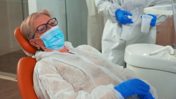 Portrét pacienta s bolestí zubů během koronaviru na klinice — Stock video