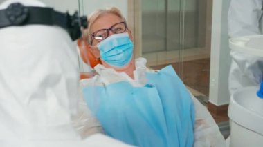 Maske takan yaşlı hasta, dişçi tavsiyesi