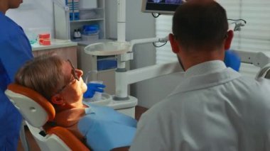 Diş tedavisi gören yaşlı bir kadın.