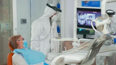 Hemşire diş röntgeninde doktora yardım ediyor.
