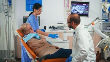 Diş eti ağrısı semptomları gösteren emekli bir kadın.