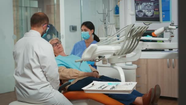 Гигиеническая чистка рта с помощью стоматологических инструментов — стоковое видео