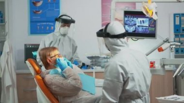 Kadın covid-19 salgını sırasında diş sağlığıyla ilgileniyordu.