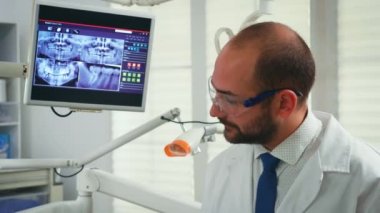 Kadınlara tedaviyi anlatan stomatolog portresi