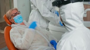 Hasta diş problemi olan bir doktor.
