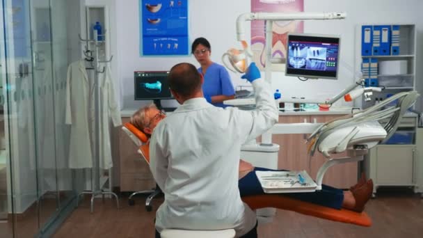 Wanita tua selama pemeriksaan gigi medis — Stok Video