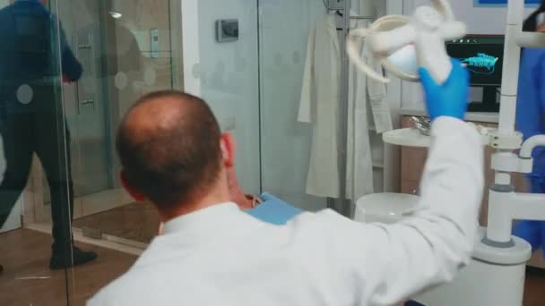 鏡を見て新しい歯科インプラントを持つ女性 — ストック動画