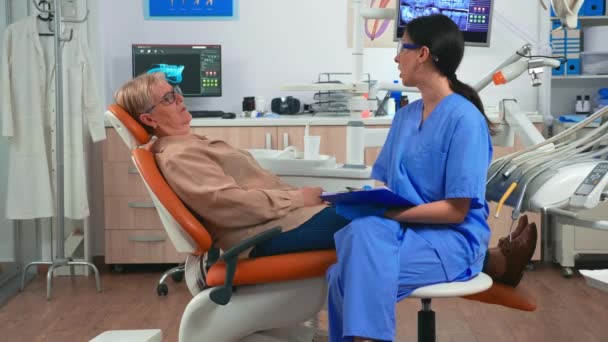 Медсестра объясняет пациенту медицинскую процедуру — стоковое видео
