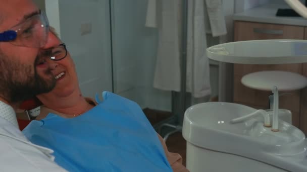 Пациент в стоматологической хирургии лечение с помощью стоматологической дрели — стоковое видео