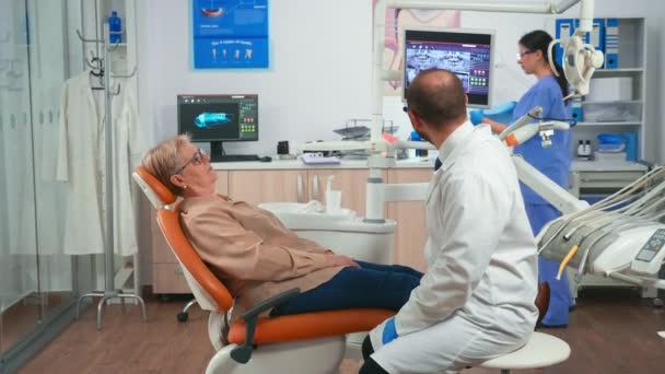 Assistente nella preparazione del paziente all'intervento dentale — Video Stock