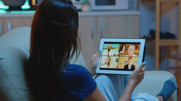 Freelancer usando tablet para videoconferencia — Foto de Stock