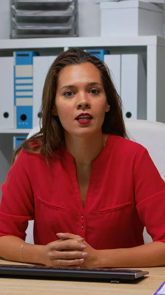 Business woman talking in front of camera — Stock Photo, Image